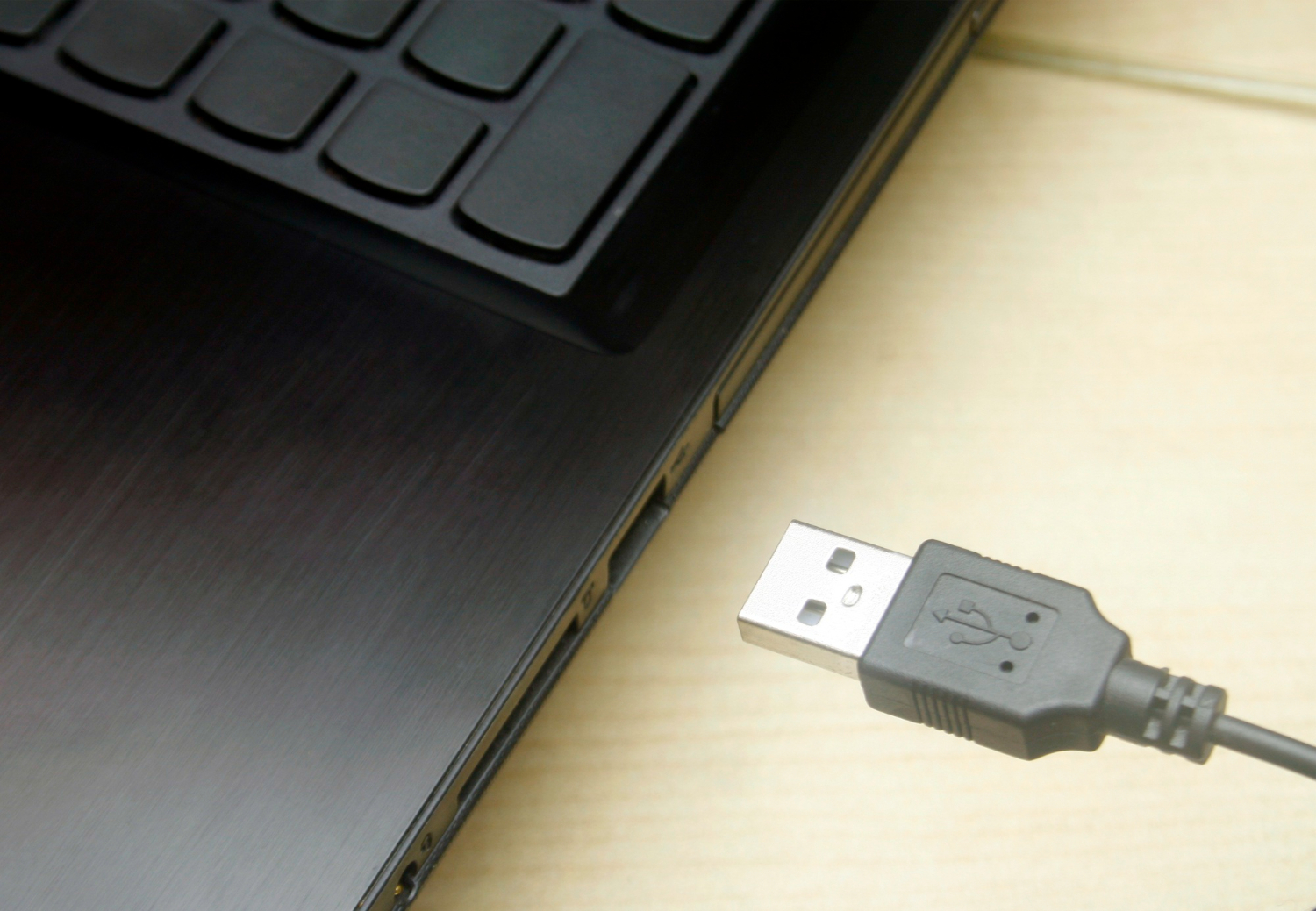 Un cavo per tutto: come scegliere USB-C da 80 Gbit/s e la ricarica del portatile fino a 240 W senza colli di bottiglia