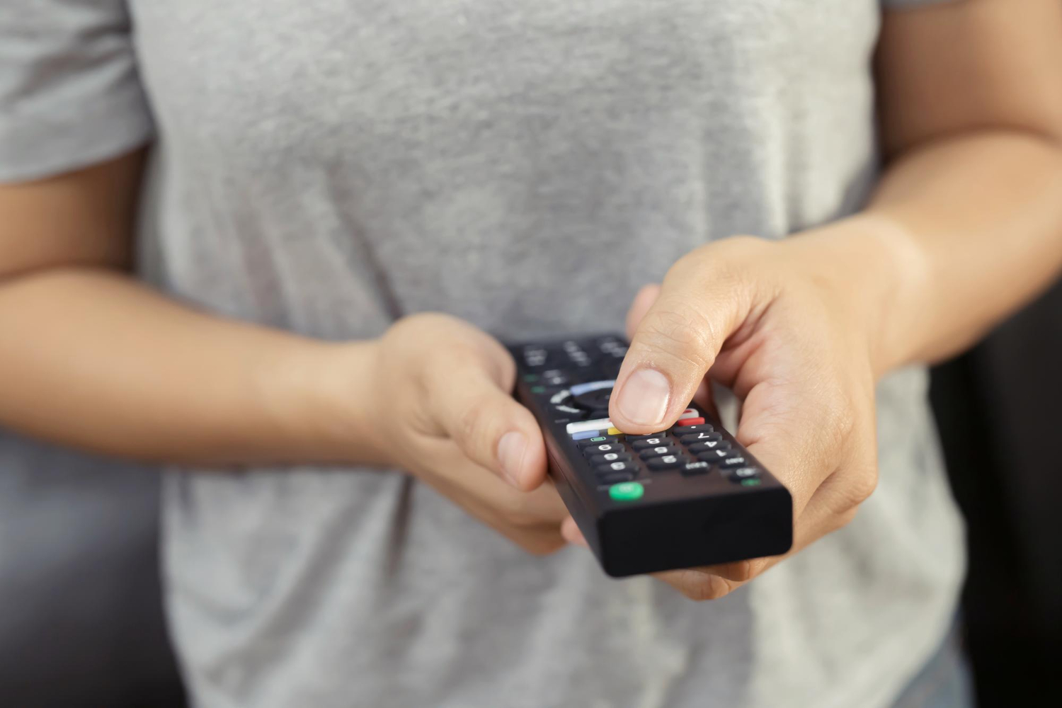 Life hack telecomando: tasti rapidi, profili utente e “modalità sera” per volume controllato